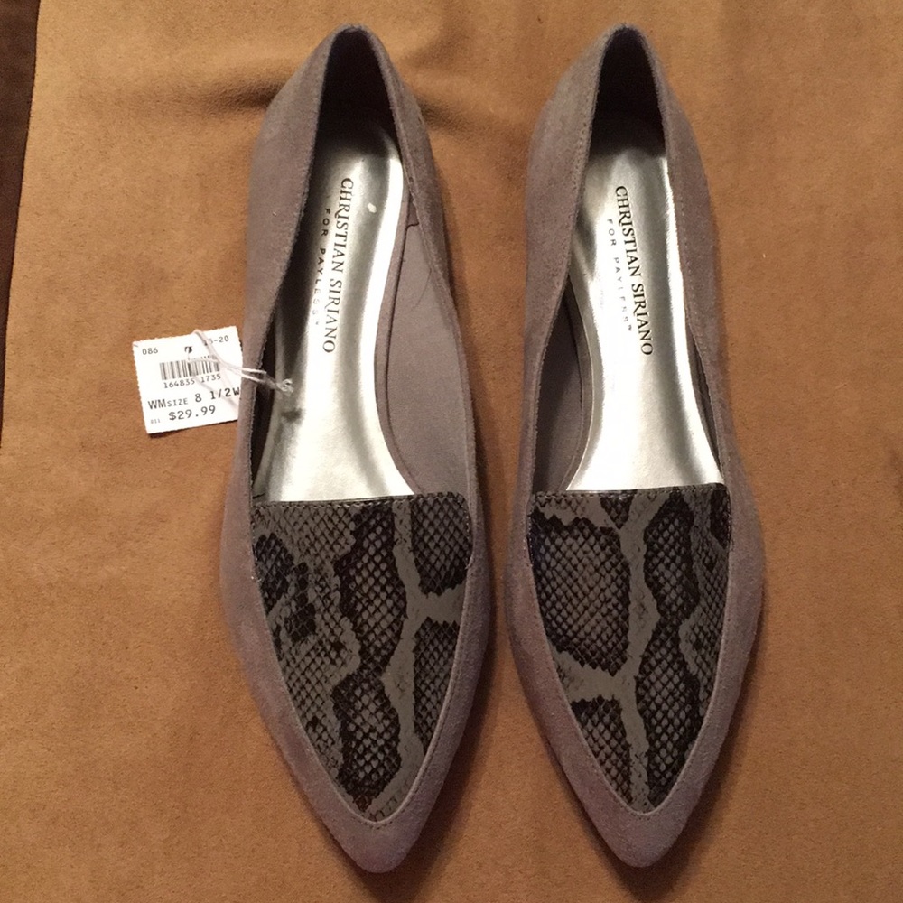 Grey ladies shoes with alligator print